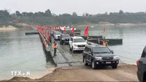 Thông xe cầu phao Đoan Hùng bắc qua sông Lô, phục vụ nhân dân đi lại dịp Tết