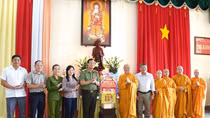 Thượng tướng Lê Tấn Tới thăm, chúc Tết và tặng quà các cơ sở thờ tự, chức sắc tôn giáo ở Tây Ninh