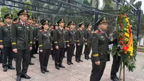 Công an cửa khẩu Cảng hàng không quốc tế Nội Bài dâng hương tưởng niệm các anh hùng liệt sĩ