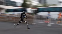 Robot đánh bại con người tại giải bán marathon Bắc Kinh