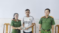 Công an xã hỗ trợ người dân nhận lại trên 41 triệu chuyển nhầm