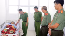 Thăm hỏi, động viên CBCS bị thương trong lúc làm nhiệm vụ
