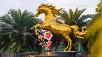Linh vật Ngựa Vàng khổng lồ xuất hiện trước Sân bay Quốc tế Đà Nẵng