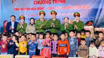 Trường Đại học PCCC tặng quà cho học sinh nghèo Phú Thọ