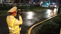 Tăng cường tuần tra, xử lý nhiều tài xế "lách rào" đường sắt ở Hà Nội