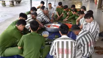 Giữ trọn mùa Xuân cho những người lầm lỡ