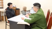 Bắt tài xế vụ xe tải húc xe con văng xuống suối rồi bỏ chạy