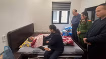 Chính quyền và Công an phường Hai Bà Trưng thăm hỏi cụ bà bị người giúp việc bạo hành