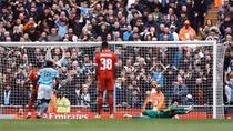 Áp lực bủa vây HLV Arne Slot sau trận thua thảm của Liverpool