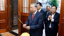 Tổng Bí thư Tô Lâm thắp hương tưởng nhớ các đồng chí nguyên lãnh đạo Đảng, Nhà nước