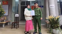 Công an phường Thanh Liệt hỗ trợ người dân nhận lại 92 triệu đồng chuyển khoản nhầm