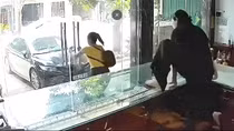 Chủ tiệm nhảy qua tủ kính đuổi "yêu nữ" cướp vàng