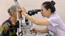 Bệnh viện 19-8 khám bệnh, phát thuốc miễn phí cho gần 300 người cao tuổi xã Nghĩa Trụ