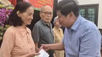 Hội Cựu Công an nhân dân Việt Nam trao quà tri ân các cán bộ Công an chi viện chiến trường miền Nam
