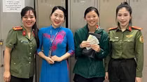 Du khách Mỹ và Anh xúc động khi được hỗ trợ tìm lại tài sản thất lạc