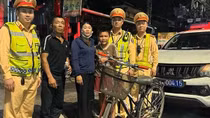 Cảnh sát giao thông hỗ trợ bé trai đi lạc hơn 150 km về nhà an toàn
