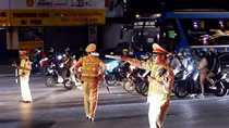 Cửa ngõ Hà Nội ken đặc xe lúc nửa đêm, CSGT vất vả điều tiết