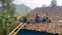 Công an xã Minh Khai hỗ trợ người dân khắc phục hậu quả mưa đá