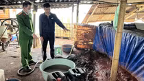 Phát hiện 2 xưởng phân kim xả 6,7 tấn chất thải nguy hại ngay gần Nhà máy nước mặt sông Đuống