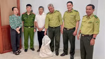 Bắt được trăn đất quý hiếm, người dân tự nguyện chuyển giao cho Công an