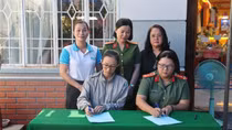 Hội Phụ nữ Công an tỉnh Khánh Hòa nhận đỡ đầu con gái của cán bộ Công an xã hy sinh