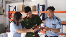Phát hiện gần 9.000 lít rượu có dấu hiệu vi phạm tại Hà Nội