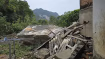 Người dân sống bất an dưới chân núi đá vừa sạt lở