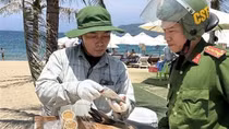 Tạm giữ xe bán kem ở phố biển Nha Trang bị nữ du khách nước ngoài tố... "chặt chém"
