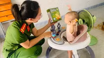 Thăm hỏi gia đình cháu nhỏ bị mẹ bóp mũi, bịt miệng, tung clip