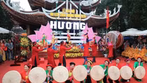Tưng bừng khai hội Chùa Hương
