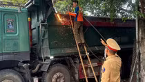 Phạt gần 35 triệu, cắt bỏ thành thùng xe tải làm rơi vãi bùn đất ở Hà Nội
