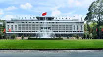 Trưa 30/4, trước Dinh Độc Lập
