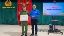 Tặng Bằng khen, Huy hiệu Tuổi trẻ dũng cảm cho Đại úy cứu sống 2 trẻ đuối nước