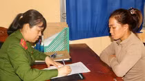 Vận động người phụ nữ lợi dụng nuôi con nhỏ “né” án tù ra đầu thú