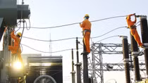 Điều hành lãi suất ngân hàng và cung ứng điện mùa Hè như thế nào?