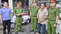Bắt khẩn cấp đối tượng dùng ghế tấn công CSGT để cản trở xử lý nồng độ cồn