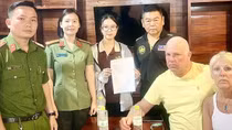 Công an đặc khu Phú Quốc hỗ trợ 2 du khách Anh nhận lại số tiền gần 300 triệu đồng
