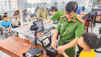 Công an phường ở Cần Thơ cấp căn cước, định danh điện tử cho người dân xuyên lễ