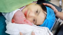 Kỳ diệu: Hai bé song sinh chào đời cách nhau 13 tuần