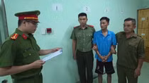 Tạm giữ khẩn cấp cha dượng đánh con riêng của vợ