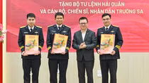 Trao tặng 5.000 tờ báo Xuân Nhân Dân cho CBCS Hải quân và nhân dân Trường Sa