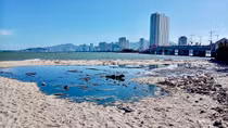 Bài I: Biển bị bức tử