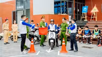 CSGT Hà Nội hướng dẫn kỹ năng tham gia giao thông cho học sinh phổ thông