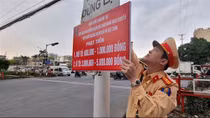 Cảnh sát giao thông Hà Nội gắn biển tuyên truyền bảo đảm trật tự ATGT đường sắt