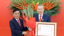 Trao Huy hiệu 45 năm tuổi Đảng tặng Tổng Bí thư Tô Lâm