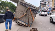Xe tải sụt hố đường Nguyễn Trãi