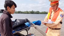 Đại úy Cảnh sát đường thủy học tập và làm theo lời Bác