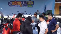 Nhiều người dân miền Tây tranh thủ mua xe nhận ưu đãi tháng 4 trong ngày hội “Đổi xăng lấy điện”