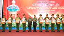 Công an Cà Mau bồi dưỡng cho chiến sĩ nghĩa vụ trước khi xuất ngũ