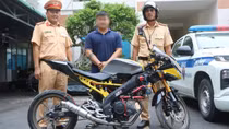 Tịch thu phương tiện chở ba người "biểu diễn" trên đường